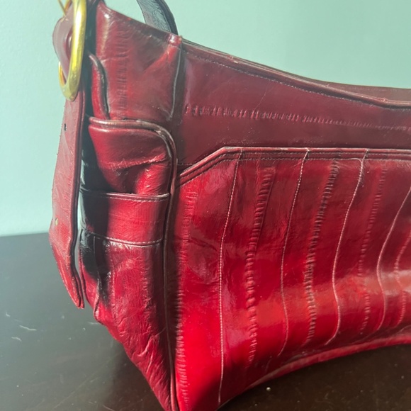 Elegant Red Leather Shoulder Bag - Picture 8 of 8